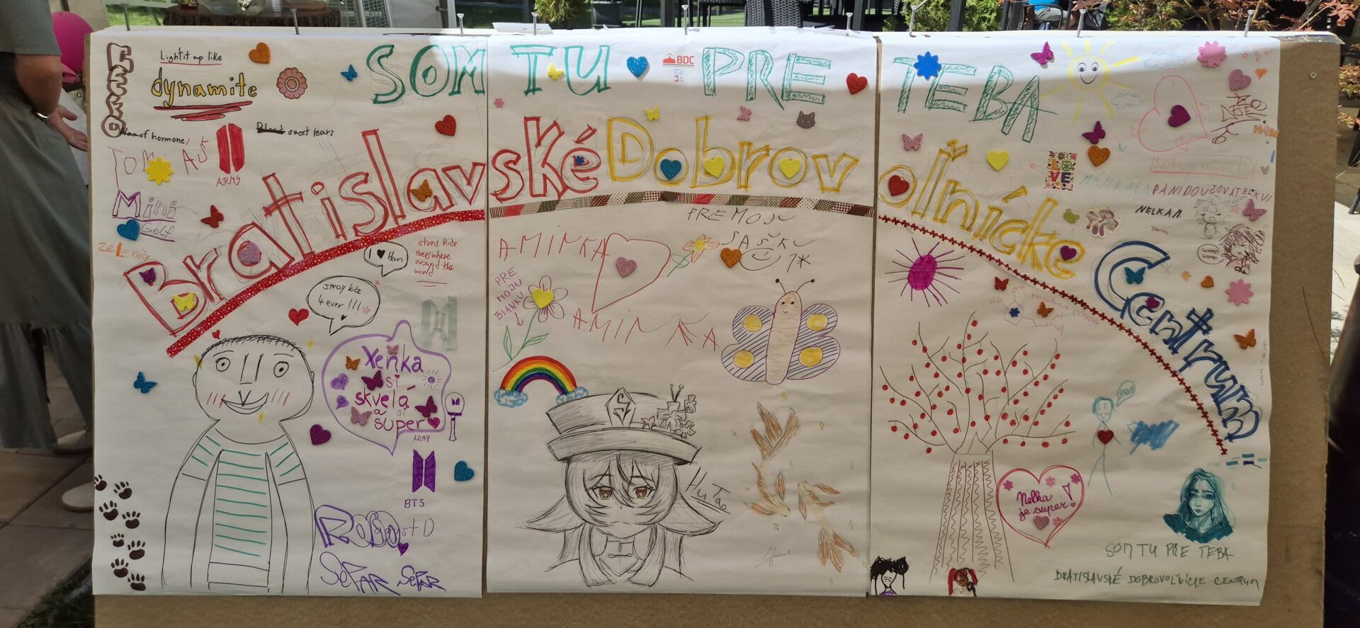 koláž, obraz namaľovanými deťmi, s nápismi som tu pre teba a bratislavské dobrovoľnícke centrum